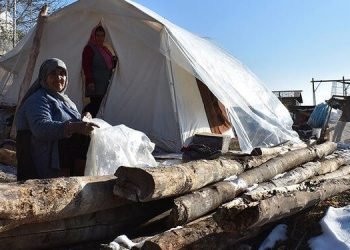 ترك النساء المنكوبات بالزلزال في البرد بعد شهرين من وقوع الزلزال