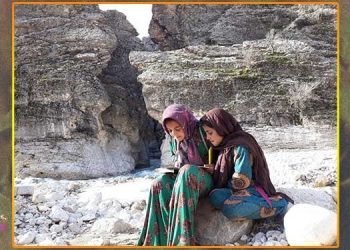 فتاة عمرها 15 عامًا وهي أمّ لطفل عمره عام واحد تحرق نفسها!