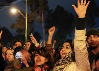 الآلاف من الطلاب في حركة احتجاجية واسعة في طهران يطالبون باستقالة علي خامنئي