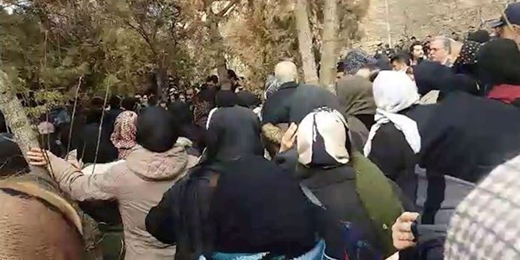 كما غني مواطنوسنندج لاسيما نساء في مراسيم الطبية «آيدا فرزانه» والطبيب «آروين مرتب» النشيد «متعهدين بمواصلة طريق الشهداء» وبهذا خلدوا ذكراهم