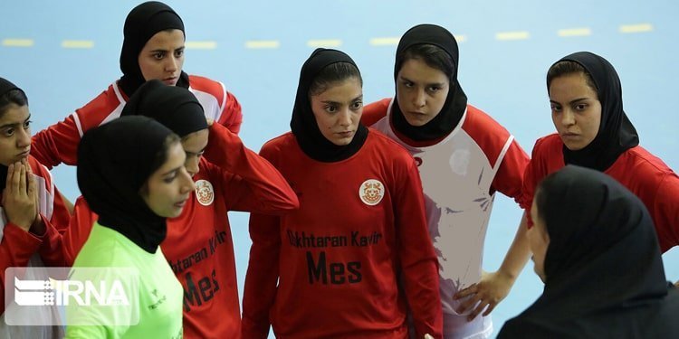 مشاكل المرأة في دوري الصالات وكرة القدم