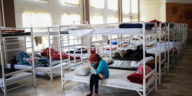 النساء اللاتي ينمن في الكراتين