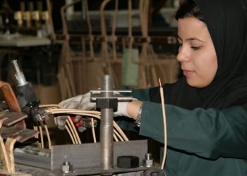 الوضع المؤسف للمرأة الإيرانية العاملة في أعقاب تفشي فيروس كورونا يزداد سوءًا