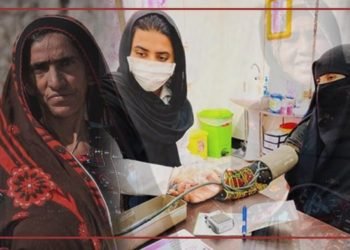 قابلة شابة تعالج النساء مجاناً في جابهار؛ تواجه عراقيل كثيره