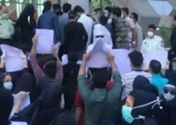 الممرضات الإيرانيات المتفانيات ينتفضن للحصول على رواتبهن المتأخرة