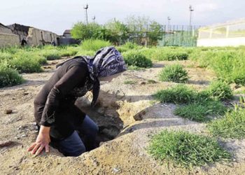 نساء معيلات يلجأن إلى عشوائيات المدن وينمن في الحفر بسبب الفقر