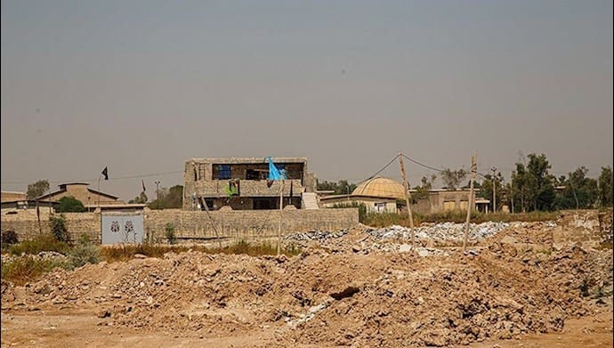 تقع قرية حضرة أبو الفضل بين بلدة زردشت وكيانشهر في الأهواز، مركز محافظة خوزستان الغنية بالنفط في جنوب غرب إيران