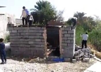 صورة لغرفة صغيرة كان يعيش فيها 3 سيدات معيلات وأبنائهن الـ 5