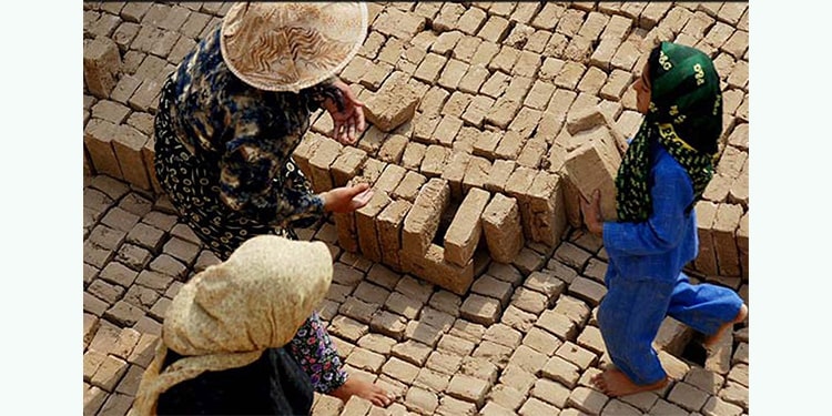 وقالت نشميل، وهي امرأة تعمل في ورش الطوب الطفلي: " إن رواتبنا متدنية للغاية في ظل ظروف ارتفاع الأسعار والتضخم