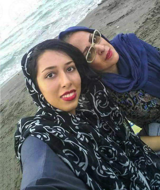  صبا ووالدتها راحلة أحمدي على شاطئ البحر قبل الاعتقال