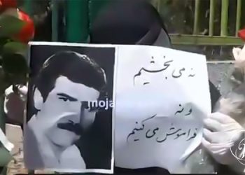 أسر وأمهات شهداء مجزرة عام 1988 يحتجون عند مقبرة خاوران