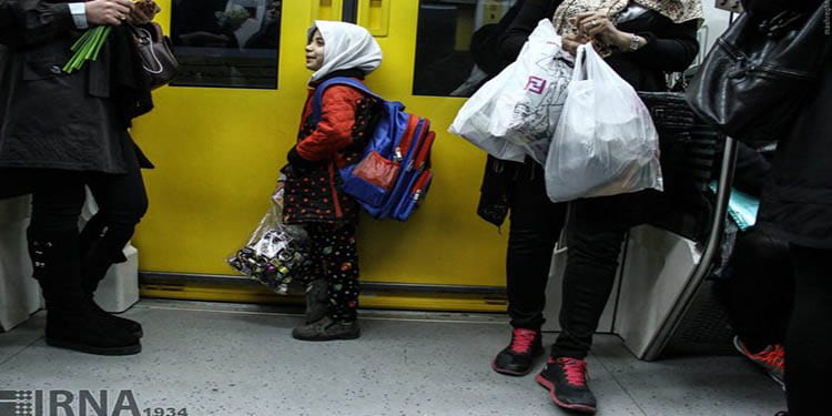 الأطفال الصغار بجانب الأمهات البائعات المتجولات