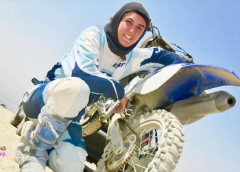 البطلة الإيرانية للدراجات النارية من طراز «كراس»