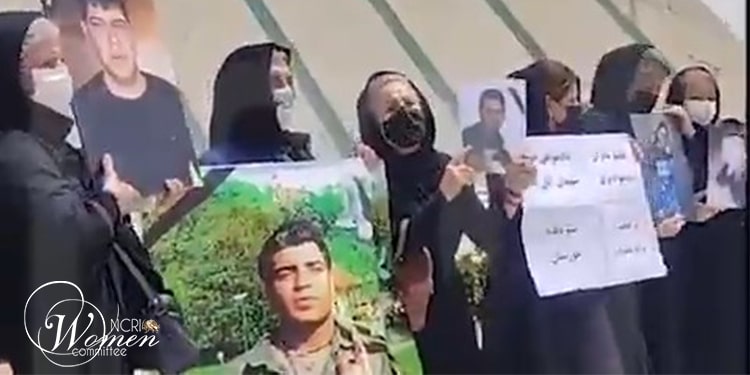 أمهات شهداء نوفمبر 2019 يسرن في ساحة ”آزادي“ بطهران تضامنًا مع أهالي خوزستان