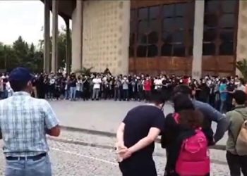 شباب طهران ينظمون وقفة احتجاجية تضامنًا مع انتفاضة خوزستان