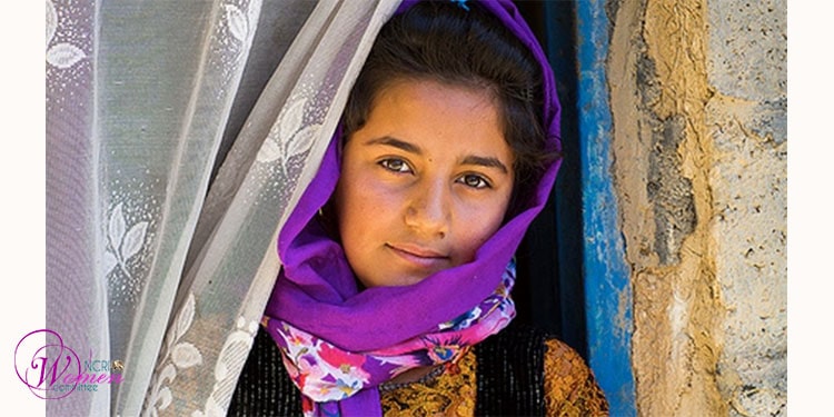 أياديهم في جيوب الناس عند تسجيل الطلاب في المدارس