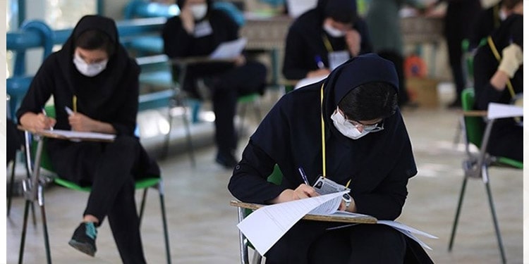 الطالبات تشاركن في الامتحان العام للالتحاق بالجامعات