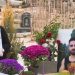 والدة نويد أفكاري عند قبره في حلول العام الايراني الجديد 1400 هجري شمسي ( النوروز)