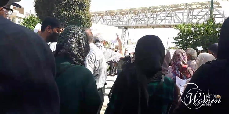 احتج متقاعدو الضمان الاجتماعي والمعلمون في طهران و 16 مدينة أخرى يوم الأحد 3 أكتوبر. جزء كبير من المحتجين كانوا من النساء.