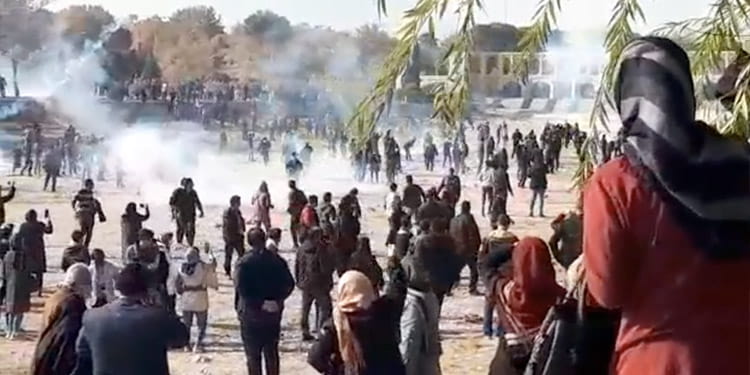 النساء المشاركات ضمن الحشد الغفير في أصفهان يجبرن القوات القمعية على الفرار