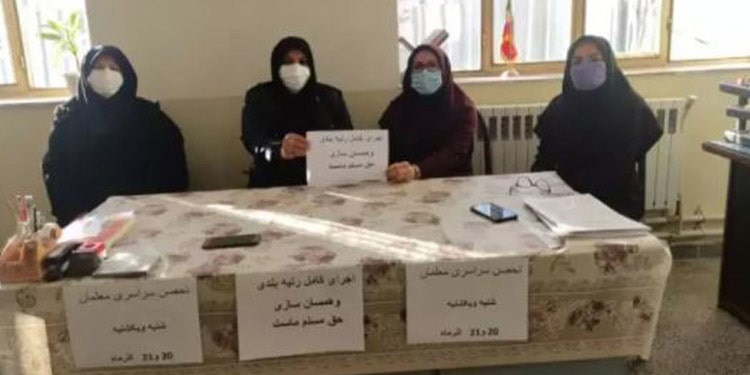 ويعيش معظم المعلمين في ظروف معيشية مزرية وتكون رواتبهم ربع أو ثلث خط الفقر