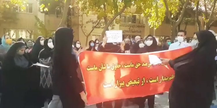 وفي أصفهان هتفت المعلمات شعار: «ايها المعلم قم وأطلب حقك»