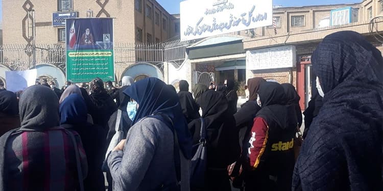 تصاعدت الاحتجاجات على مستوى البلاد من قبل المعلمين