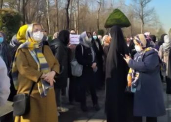 التربويون المتقاعدون يحتجون في مالايقل عن 20 مدينة في جميع أنحاء إيران