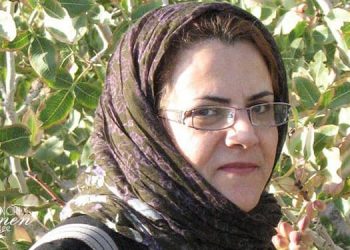 وتعاني مرضية فارسي، سجينة سياسية في سجن قرجك، من الروماتيزم بسبب ظروف السجن السيئة والبرد