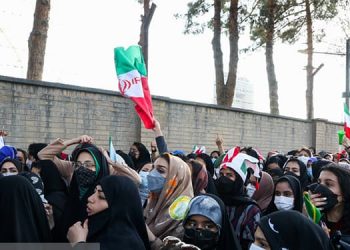 نصيب الفتيات والنساء الإيرانيات رذاذ الفلفل المؤذي بدلا من مشاهدة مباراة كرة القدم