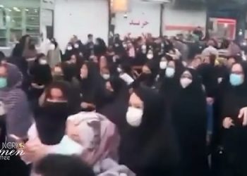 تظاهر حشود ضخمة من النساء إلى الشوارع في خرمشهر لدعم آبادان