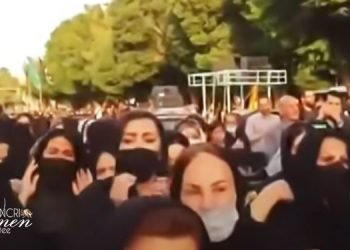 آلاف المواطنين ينظِّمون المظاهرات المناهضة للحكومة في عشرات المدن الإيرانية