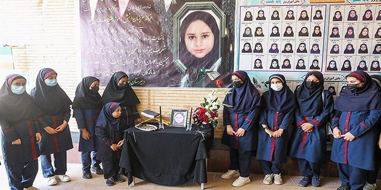 أعادت قوات شرطة آبادان قسرا إحدى نساء آبادان الشجعان