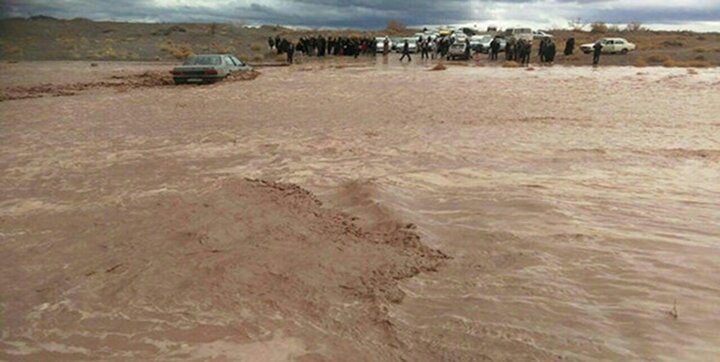 حدوث فيضانات في 17 محافظة إيرانية، والمياه تغمُر 62 مدينة