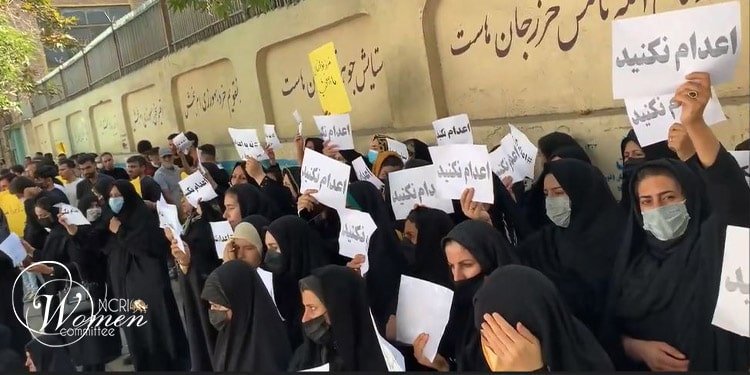 وأقامت زوجات وأمهات مسنات وأبناء وأقارب السجناء المحكوم عليهم بالإعدام تجمعات احتجاجية في كرج وطهران