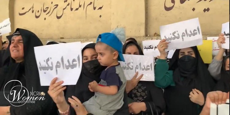 وتجمع عوائل السجناء المحكوم عليهم بالإعدام في سجني كرج وقزل حصار