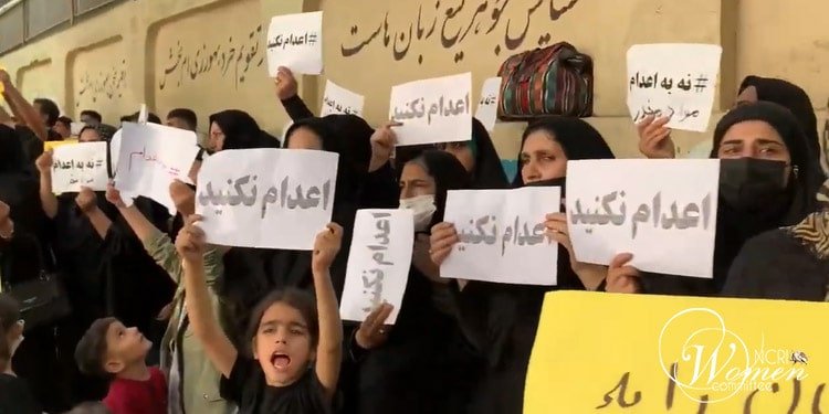 وتجمع عوائل السجناء المحكوم عليهم بالإعدام في سجني كرج وقزل حصار