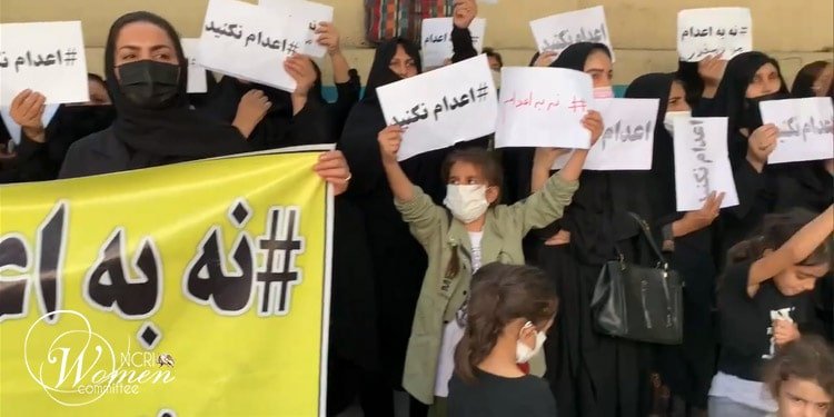ويتظاهر أكثر من 300 شخص منذ الأربعاء أمام مكتب السلطة القضائية في طهران مطالبين بوقف تنفيذ حكم الإعدام