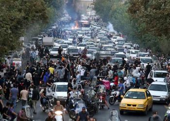 تزايد المخاوف من العنف والقيود المفروضة على الإنترنت في إيران