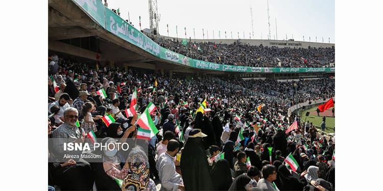 500 مقعد فقط حصة الفتيات المشجعات لفريق استقلال في الملعب بسعة مائة ألف مقعد 