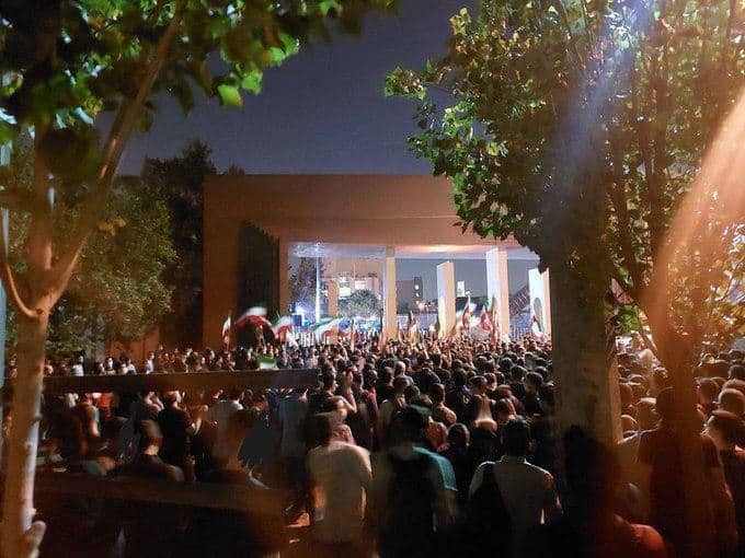 الدور الطليعي للطلاب في الإنتفاضات الإيرانية