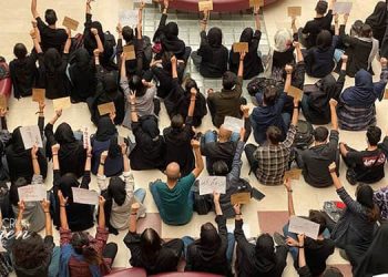 انضمام فتيات المدارس الثانوية إلى الاحتجاجات في إيران باليوم الثامن عشر للانتفاضة