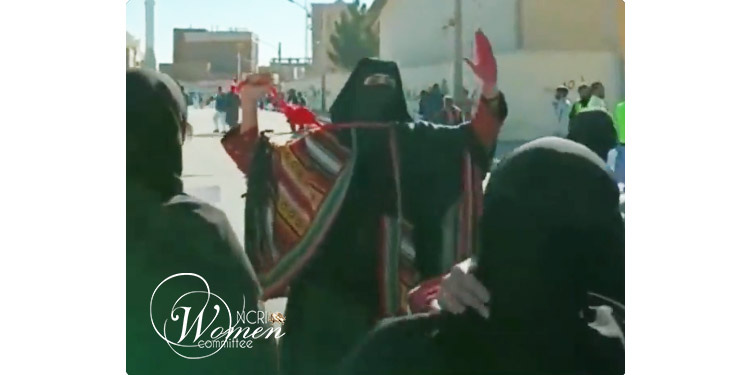 امرأة من البلوشي تربط حبل المشنقة حول رقبتها في احتجاج رمزي على إعدام المتظاهرين