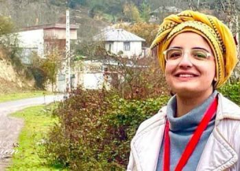 العثور على إلهه جباري طالبة علم نفس ملقاة في الشارع وهي مصابة وحليقة الرأس