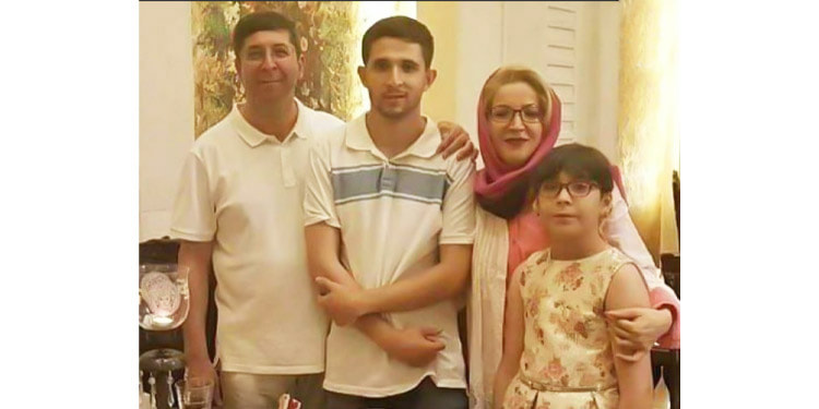 الطبيب حميد وفرزانه قره حسنلو بجوار أبنائهما