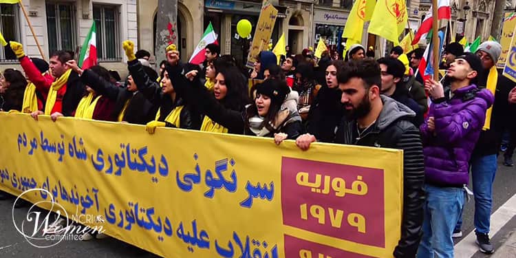 في مظاهرات باريس، بمناسبة الذكرى السنوية للثورة ضد الشاه 