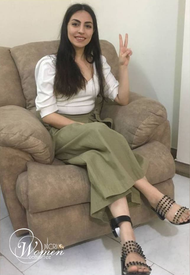 زهرا تيموري بعد أن تلقيها 74 جلدة، مقيدة بالأصفاد في منزلها