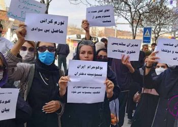 احتجاج المعلمين وعوائل التلميذات لإدانة جرائم التسميم المتعمد