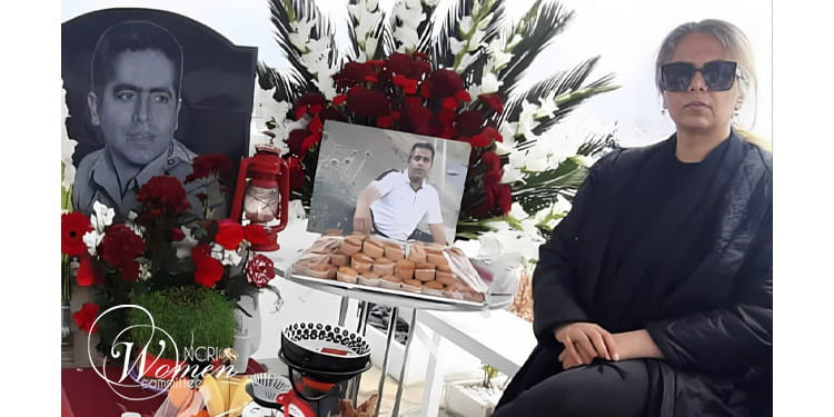 رادا فاتحي بجوار قبر شقيقها الذي اُستُشهِد تحت التعذيب.