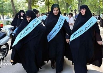 حارسات الحجاب وعناصر الأمن تفتش الأمتعة الشخصية للركاب